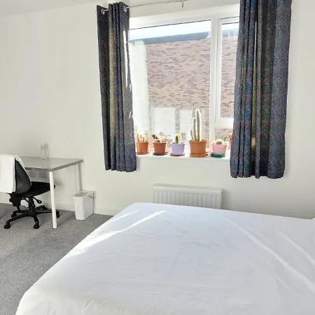 Spacious Double Room With Private Bathroom-3